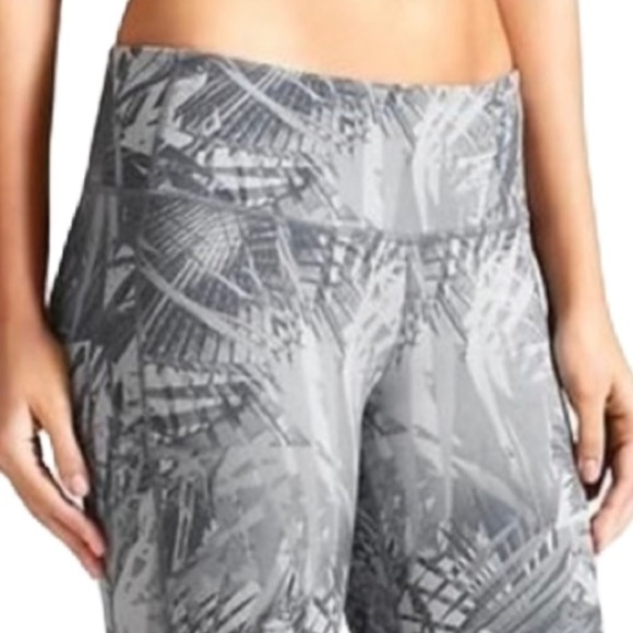 XS Athleta palm Chaturanga cropped leggings EUC - Picture 2 of 9